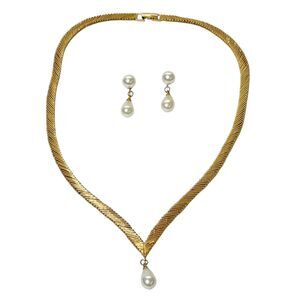 Vtg Napier Gold Tone V Neck Herringbone Faux Pearl Drop Necklace + Earring Set